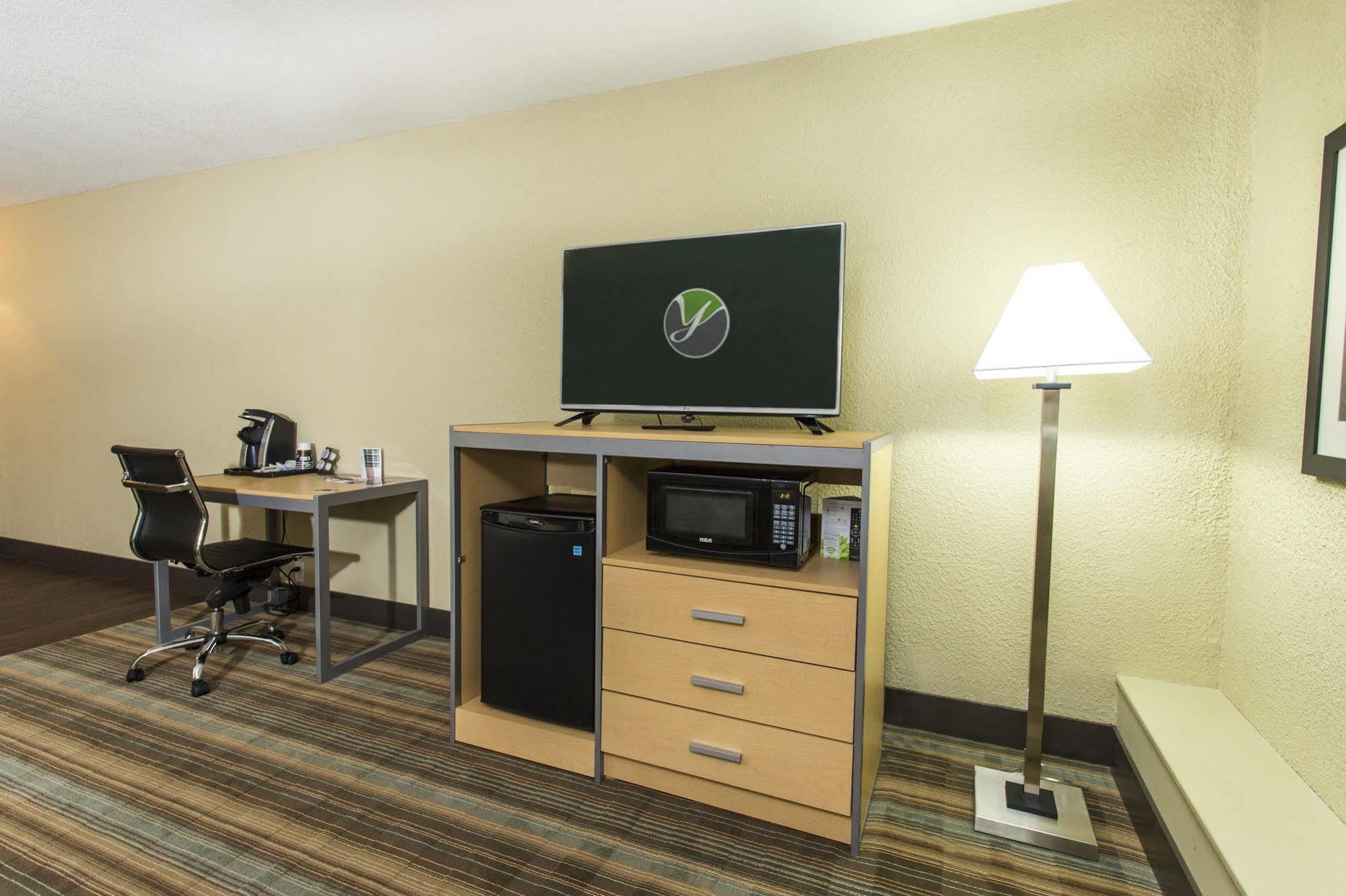 Ramada By Wyndham Edmonton Yellowhead Nw المظهر الخارجي الصورة